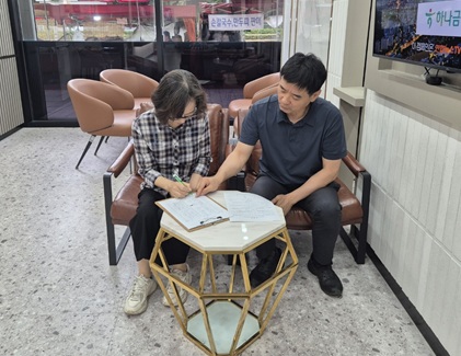 ▲ 이종영 청주시배구협회장이 청원내용을 설명하며 서명운동을 권유하고 있다.