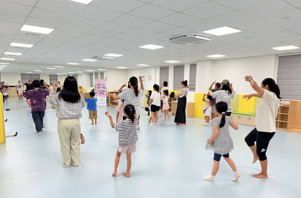 ▲ 태안군가족센터가 부모와 자녀 간 친밀도를 높이기 위한 마련한 이색 프로그램 모습.