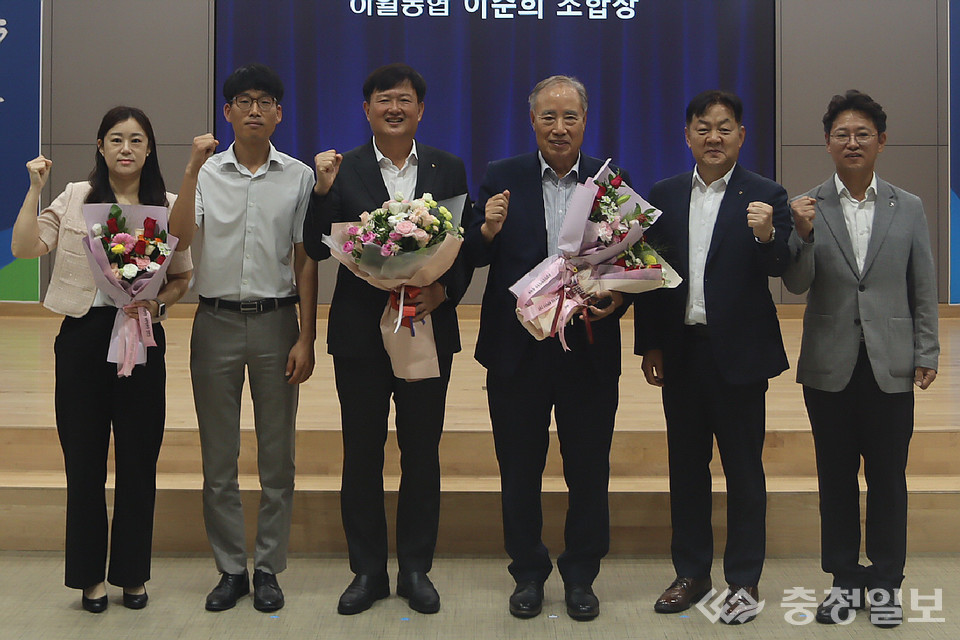 ▲ 충북 진천군 이월농협 이준희 조합장(왼쪽 네 번째)이 지난 15일 농협충북지역본부에서 ‘새로운 충북농협 조합장 상’을 받운 뒤 관계자들과 기념촬영하고 있다.