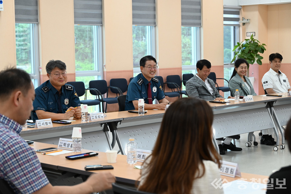 ▲ 손휘택 서장과 경발협 위원 등이 16일 충북 진천경찰서 대강당에서 ‘기초질서 확립’을 위한 민·관 회의를 진행하고 있다.
