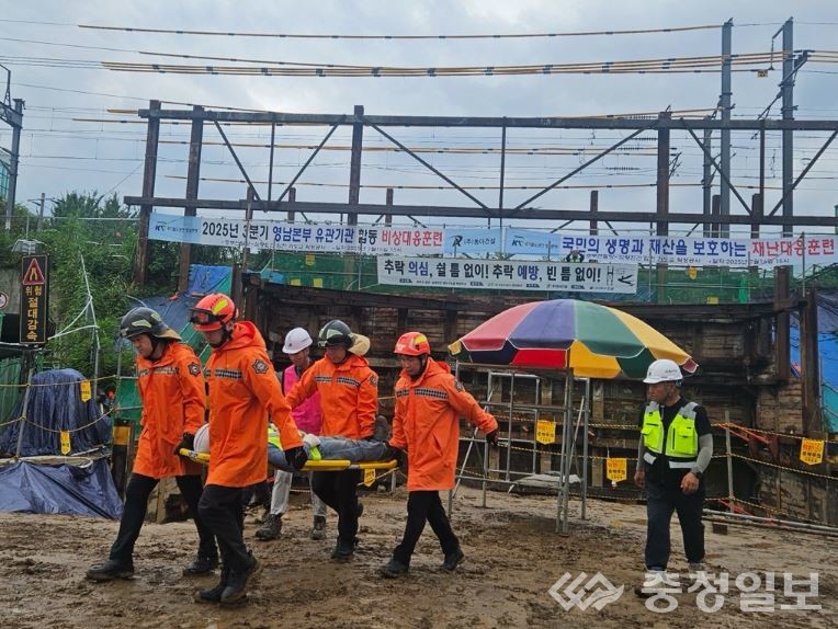 ▲ 국가철도공단 영남본부 및 유관기관이 함께 16일(수) 경부선 임천가도교에서 비상대응훈련을 시행하고 있다