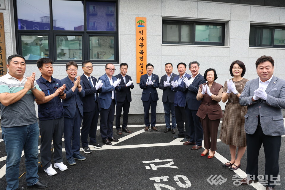 ▲ 엄사골목형상점가 현판식. 시진 가운데 우측 이응우 계룡시장