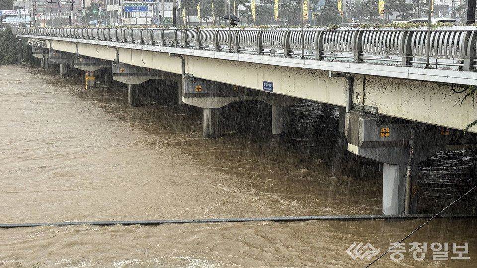 ▲ 호우경보가 내려진 17일 충북 청주시 청주대교가 전날부터 내린 많은 양의 비로 수위가 올라 있다.