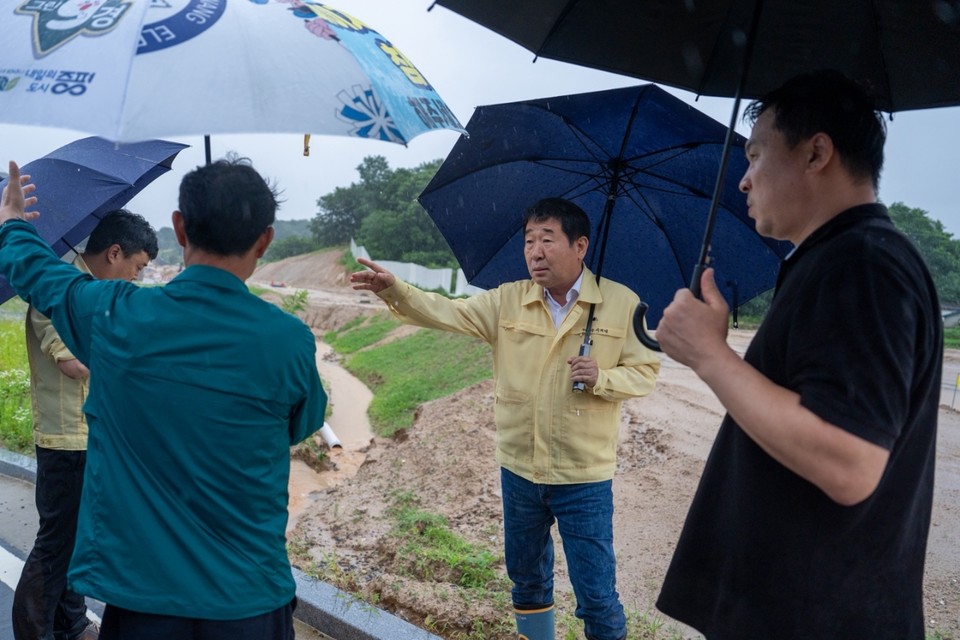 ▲ 이재영 증평군수가 호우 피해 취약지역을 찾아 현장을 점검하고 있다.