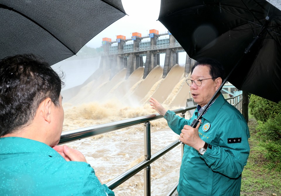 ▲ 송인헌 괴산군수가 집중호우에 괴산댐을 찾아 현장을 점검하고 있다.