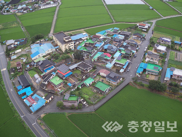 ▲ 충북 진천군이 주택에 태양광을 설치하면 보조금을 지원한다. 사진은 태양광 설비를 설치한 진천읍 하덕마을 전경.