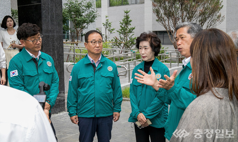 ▲ 충북 진천군의회 이재명 의장, 김기복·김성우·윤대영 의원 등이 지난 16일 입주 지연 사태로 문제가 된 풍림아이원 트리니움 현장을 찾아 입주예정자들의 고충을 듣고 있다.