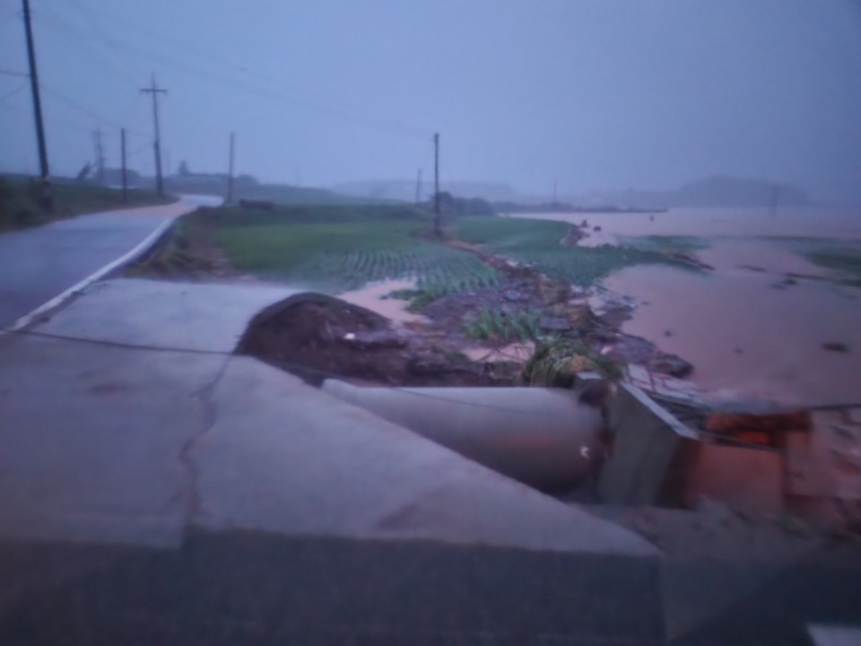 ▲ 17일 오전 5시쯤 서산시 양대동 일원 침수피해 현장 모습.