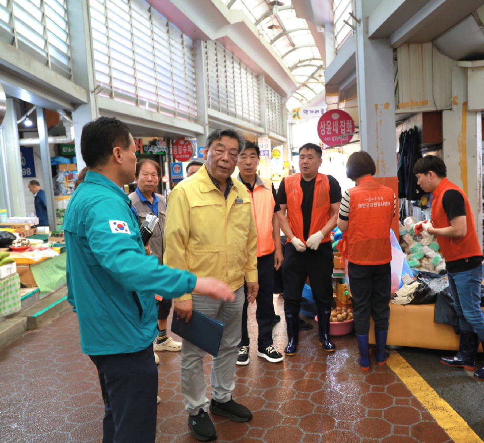 ▲ 가세로 군수가 17일 침수피해 현장을 방문해 피해 상황을 점검하고 있다