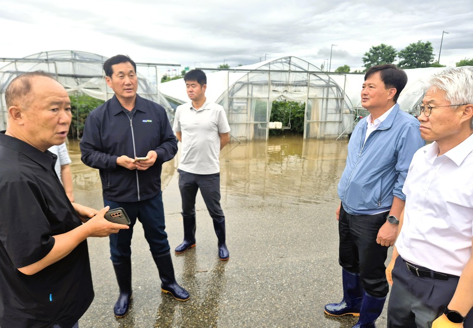 ▲ 이용선 충북농협 총괄본부장(오른쪽 두 번째)이 이장환 청주시지부장(첫 번째), 곽병갑 옥산농협 조합장(왼쪽 두 번째)과 함께 농업인으로부터 피해 상황에 대한 설명을 듣고 있다.