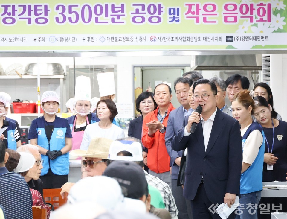 ▲ 하람봉사단, 초복 맞아 어르신 300명에게 사랑의 장각탕 대접. 이장우 대전시장이 어르신들에게 격려의 말을 전하고 있다