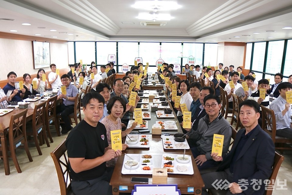 ▲ '천원의 아침밥, 범국민 아침밥 먹기 운동 참여자들. 사진 중앙 우측열 두 번째 김영훈 본부장