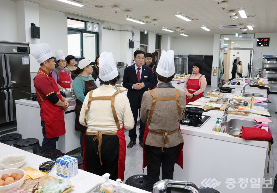 ▲ 2024 식품레시피 개발.보급 교육에서 이응우 게룡시장이 교육 참가자들을 격려하고 있다