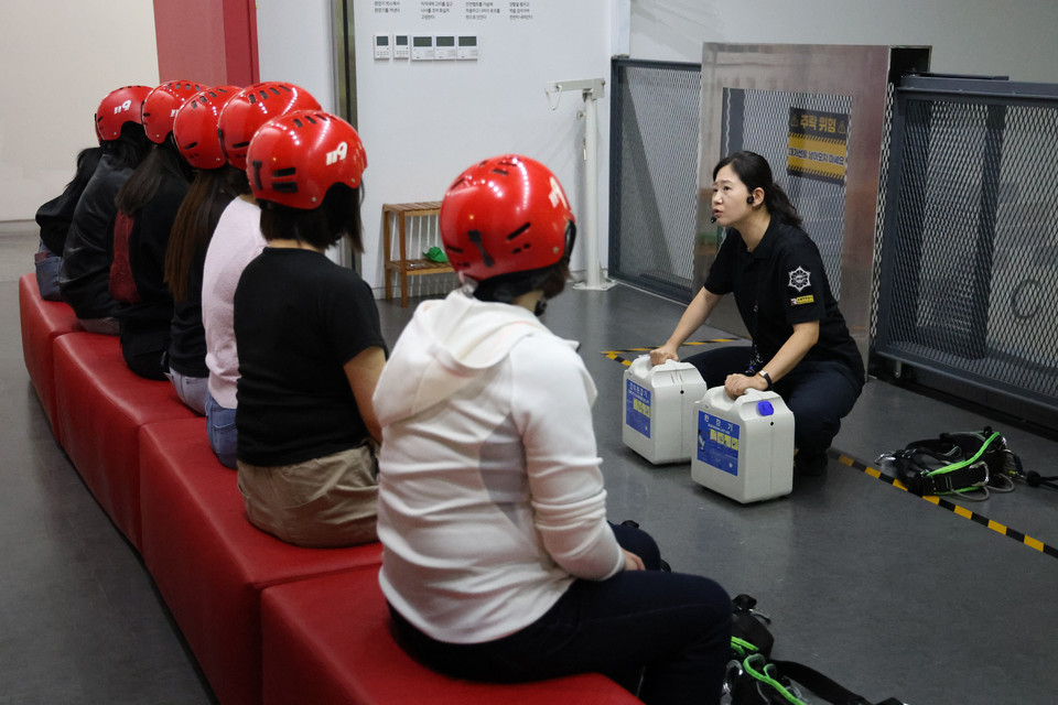 ▲ 충북 증평소방서는 지난 18일 증평군 가족센터를 이용하는 외국인 여성들을 대상으로 충북안전체험관에서 소방안전체험 교육을 실시했다.