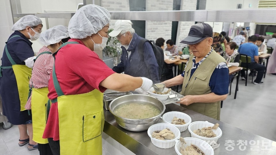 ▲ 경로식당 삼계탕 제공. 현장 전경