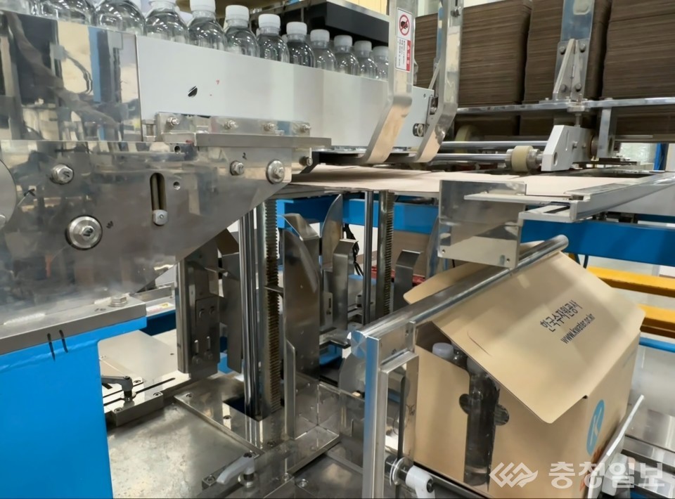 ▲ 경기도 성남시에 위치한 한국수자원공사 성남정수장에서 집중호우 피해지역 지원을 위해 병입 수돗물 생산 시설을 가동하고 있다