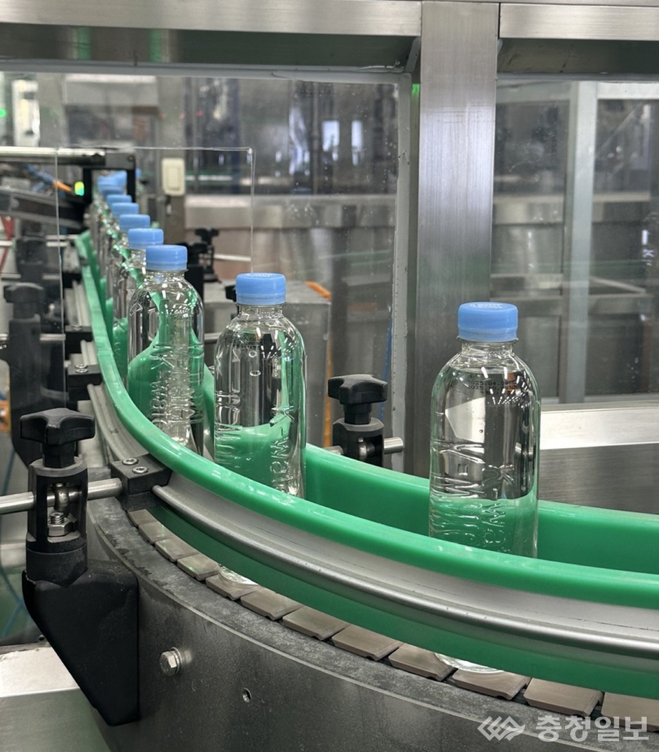 ▲ 충북 청주시에 위치한 한국수자원공사 청주정수장에서 집중호우 피해지역 지원을 위해 병입 수돗물 생산 시설을 가동하고 있다
