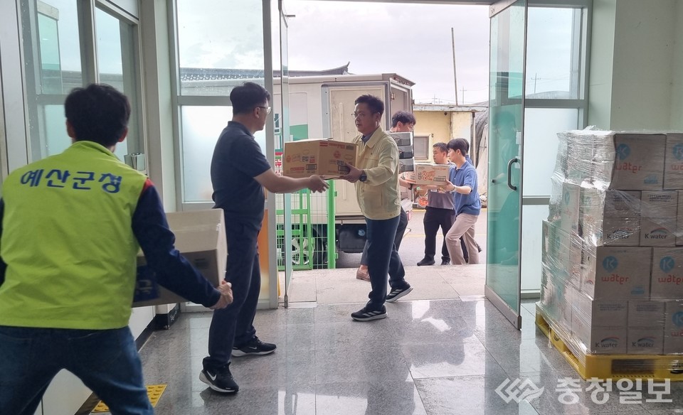 ▲ 지난 18일, 한국수자원공사 금강유역본부에서 충남 예산군 삽교읍 행정복지센터에 식수용 병물과 긴급구호 세트, 식료품 등을 지원하고 있다