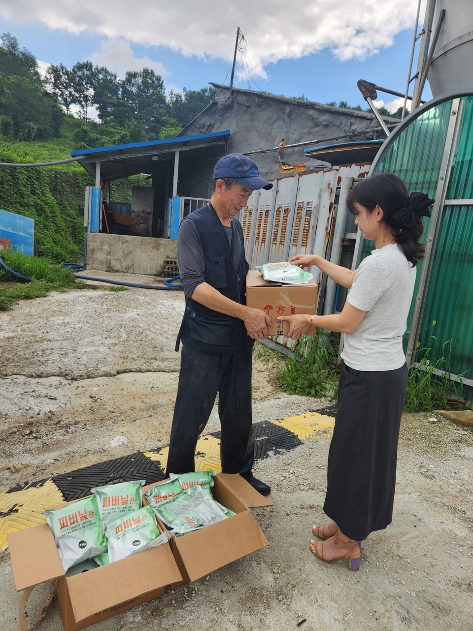 ▲ 충북 괴산군은 여름철 폭염으로 인한 축산농가의 피해를 최소화하고 경영 안정을 도모하기 위해 모두 2억원을 투입해 고온 스트레스 완화제 1만1318포를 긴급 공급했다.