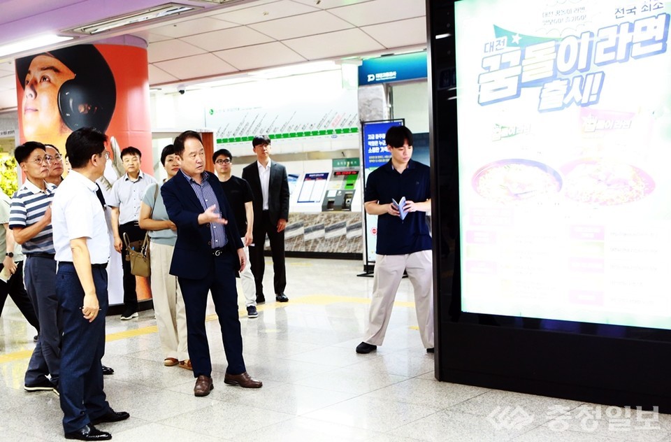 ▲ 대전교통공사는 21일, 축제장소 인접역인 중앙로역과 대전역에서 경영진 주관 혼잡 군중 밀집 대책을 위한 현장점검을 실시했다.(사진 가운데 연규양 사장)