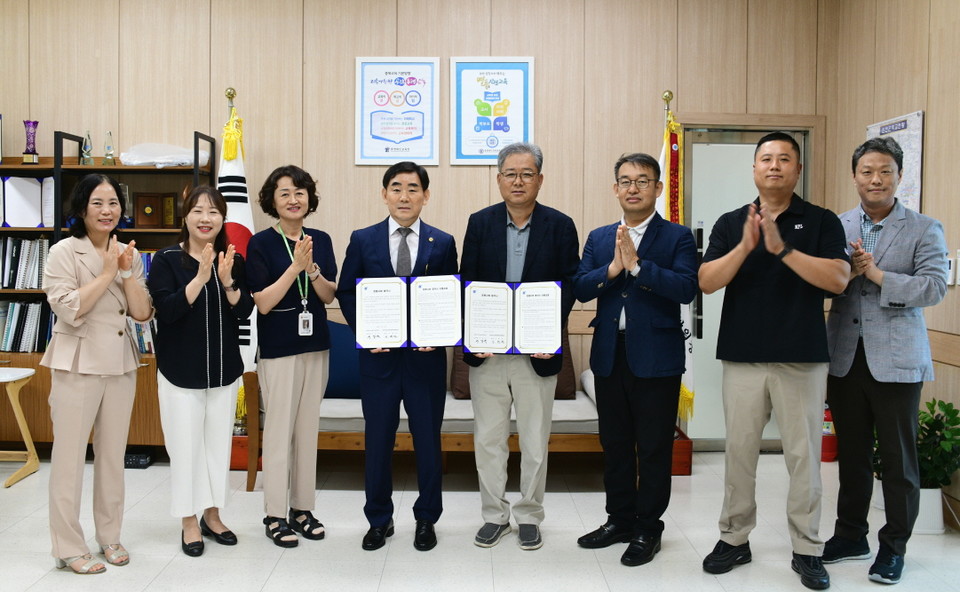 ▲ 서강석 교육장(왼쪽 네 번째)과 신형철 진천군학교운영위원회 위원장협의회장(〃 다섯 번째) 등이 22일 충북 진천교육지원청에서 ‘청렴사회 협약’을 체결한 뒤 기념촬영하고 있다.