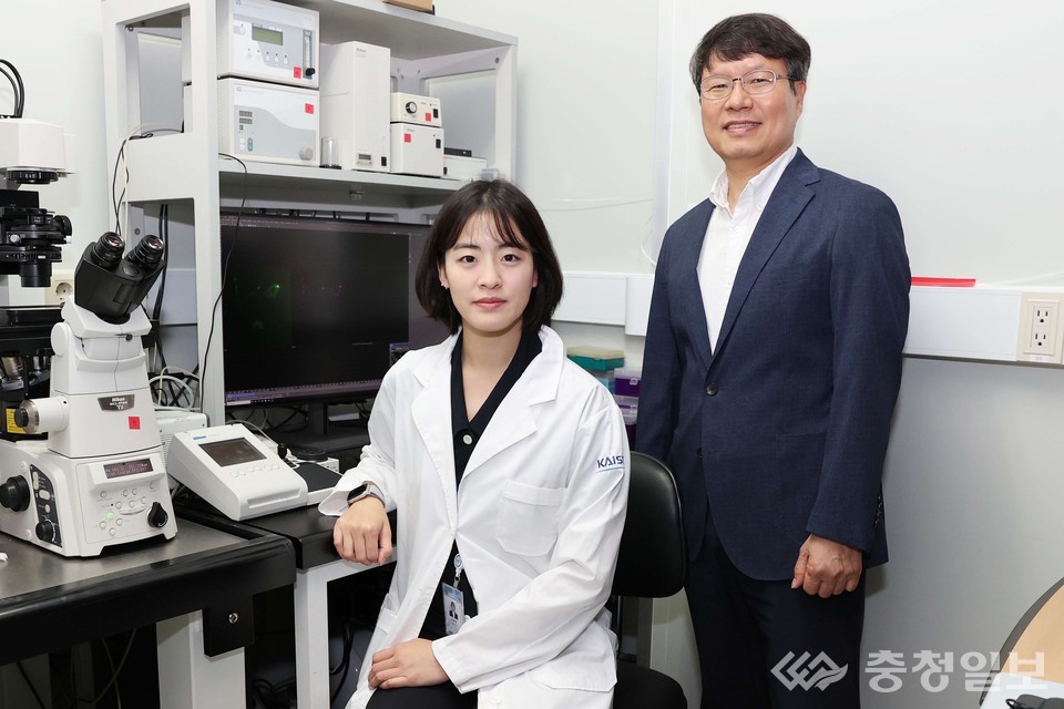 ▲ 왼쪽부터 KAIST 생명과학과 이채연 박사, 허원도 교수