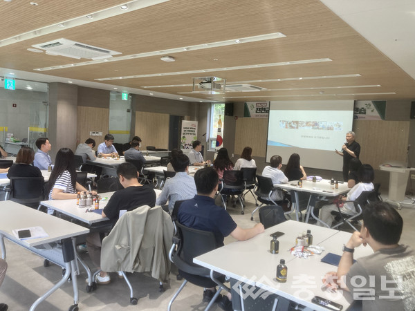 ▲ 충북 진천군 ‘K-스토리창작클러스터’에서 영화 감독 오기환씨가 입주 작가들을 대상으로 강연을 하고 있다.