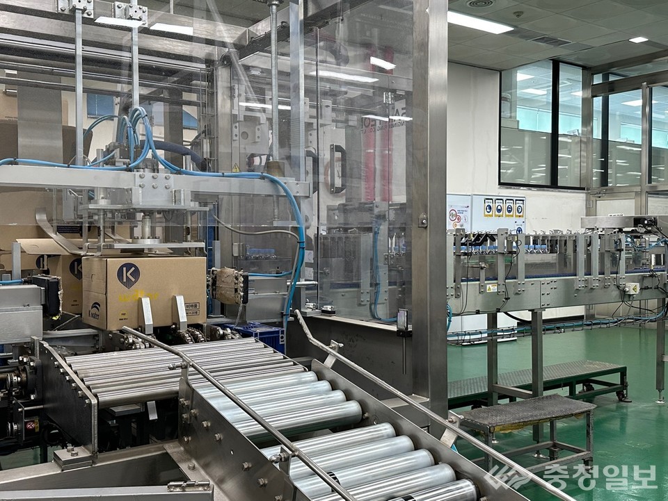 ▲ K-water가 재해, 재난 상황 때 비상 식수로 공급하는 병입 수돗물을 국내에서 수거한 투명 페트병으로 만든 100% 재생 원료의 친환경 페트병으로 공급