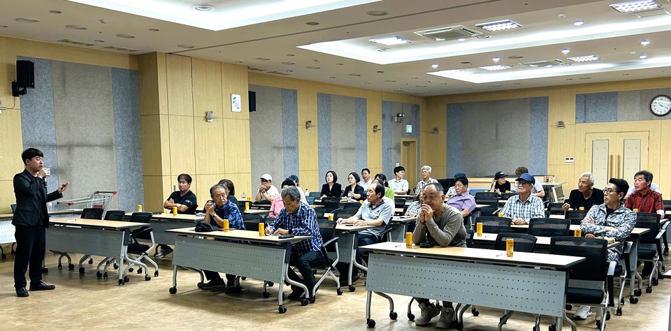 ▲ 충북농업기술원 스마트팜 전문가가 영동농협에서 농협 생산자조직 스마트팜 지원사업의 첫 현장 컨설팅을 진행하고 있다.