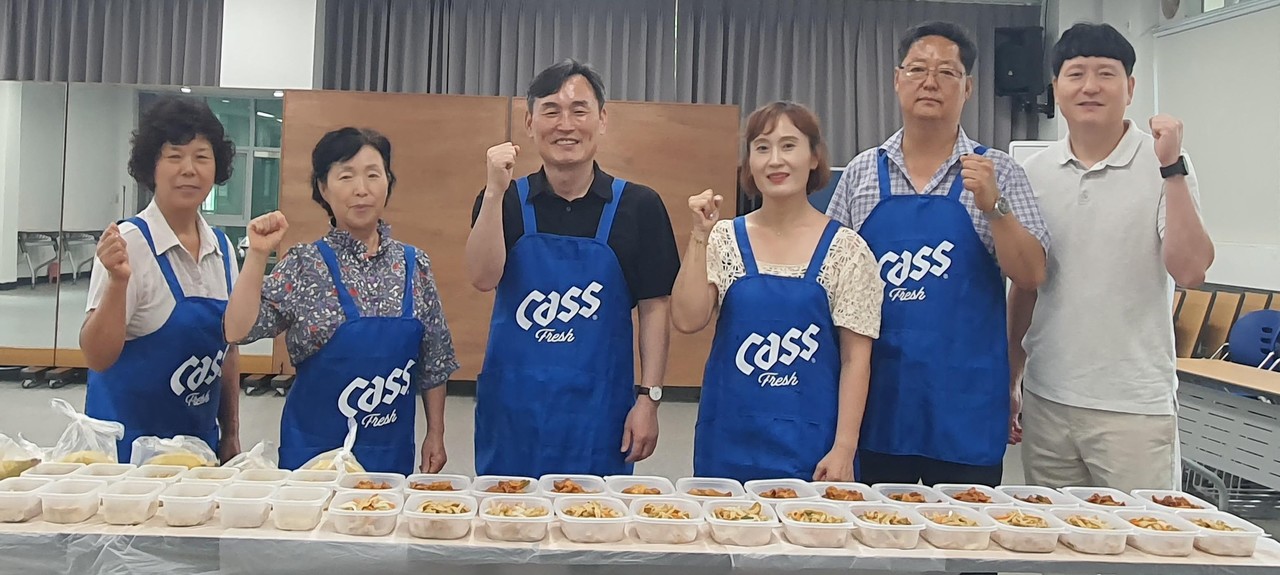 ▲ 단양군 적성면 금수산자원봉사단이 밑반찬 전달에 앞서 사진촬영을 하고 있다. 사진=단양군제공