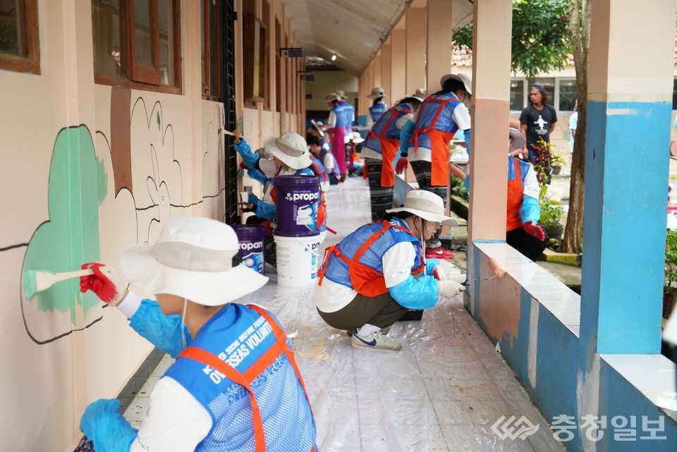 ▲ KT&G복지재단이 인도네시아와 몽골에 대학생 해외봉사단 ‘상상위더스’를 파견해 오는 28일까지 봉사활동을 펼친다. 사진은 인도네시아 현지 초등학교 벽화 봉사 활동하고 있는 모습