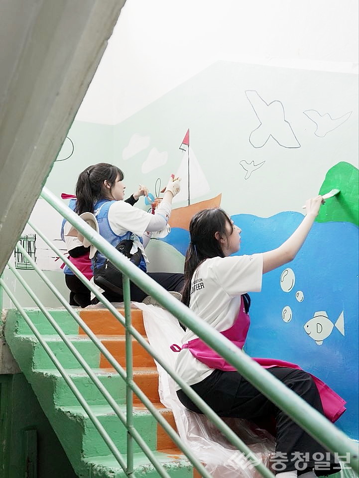 ▲ 몽골 현지 초등학교 벽화 봉사 활동하고 있는 모습