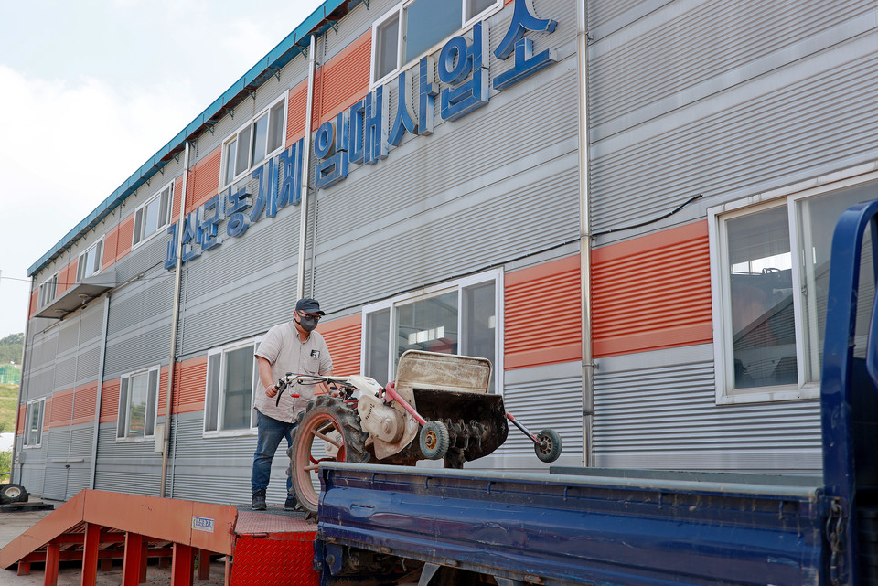 ▲ 충북 괴산군 농업기술센터에서 농가가 임대한 농기계 배달을 위해 농기계를 옮기고 있다.