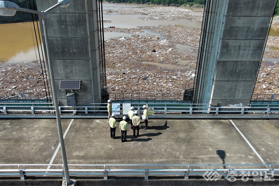 ▲ 지난 22일 한국수자원공사 윤석대 사장이 남강댐 현장을 찾아 부유물 대응 상황을 직접 점검하고 있다