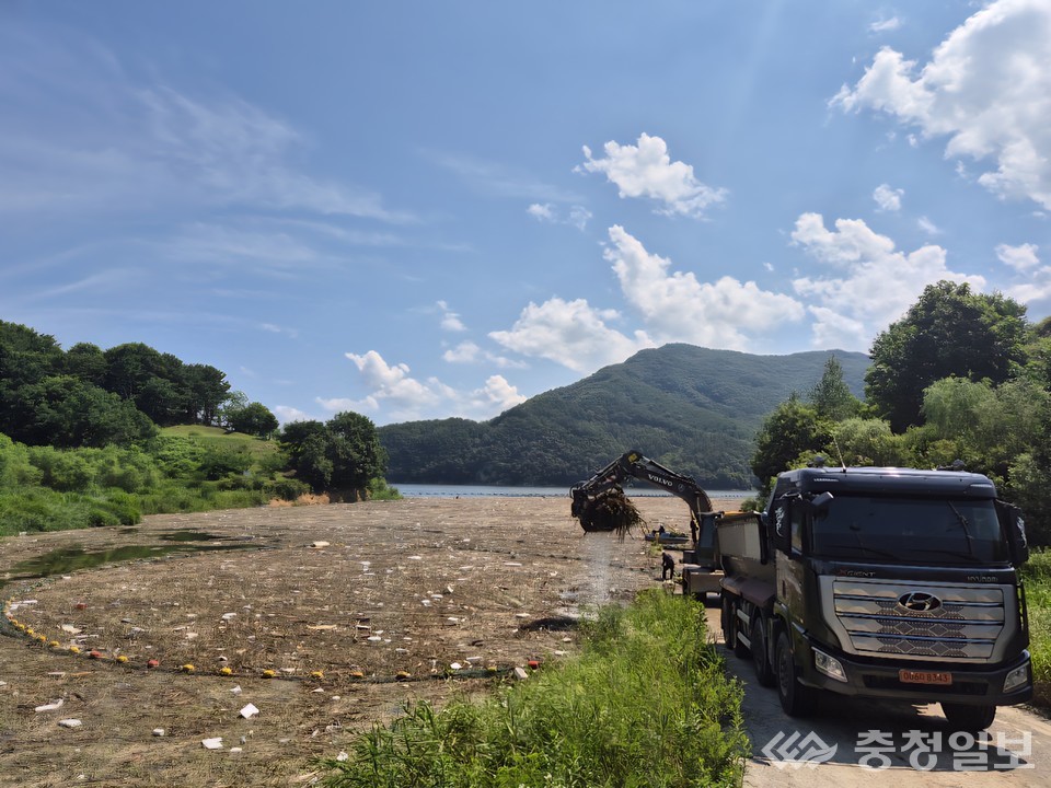 ▲ 23일 전북 진안 용담댐 상류 일대 부유물 수거 모습. 포집된 부유물을 굴삭기를 동원해 운반 후 선별작업 등을 거쳐 처리할 예정이다