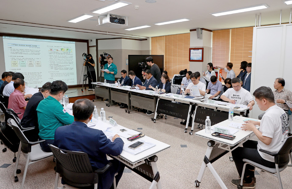 ▲ ​지난 23일 국정기획위원회가 괴산수력발전소를 방문해 괴산댐의 운영 현황과 홍수 대응체계 확인하고 장우성 괴산부군수가 주민 대피 계획과 준비 상황을 직접 설명하고 있다.​