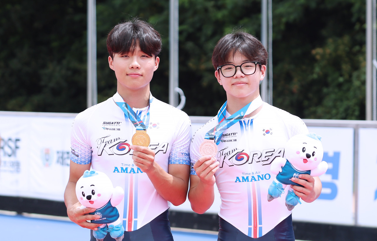 ▲ 롤러 스피드 5000m 주니어 남자 금메달 김지찬(왼쪽), 동메달 박성훈. 사진=stn제공