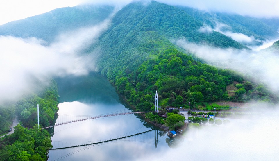 ▲ 충북 괴산군 '17회 아름다운 괴산 관광사진 전국공모전' 금상 수상작 연하협구름다리.