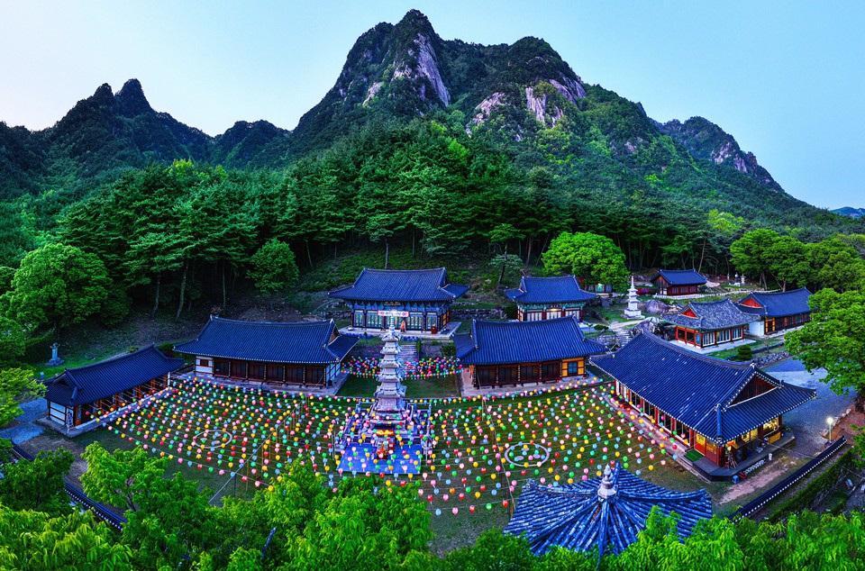 ▲ 충북 괴산군 '17회 아름다운 괴산 관광사진 전국공모전' 은상 수상작 공림사의연등.