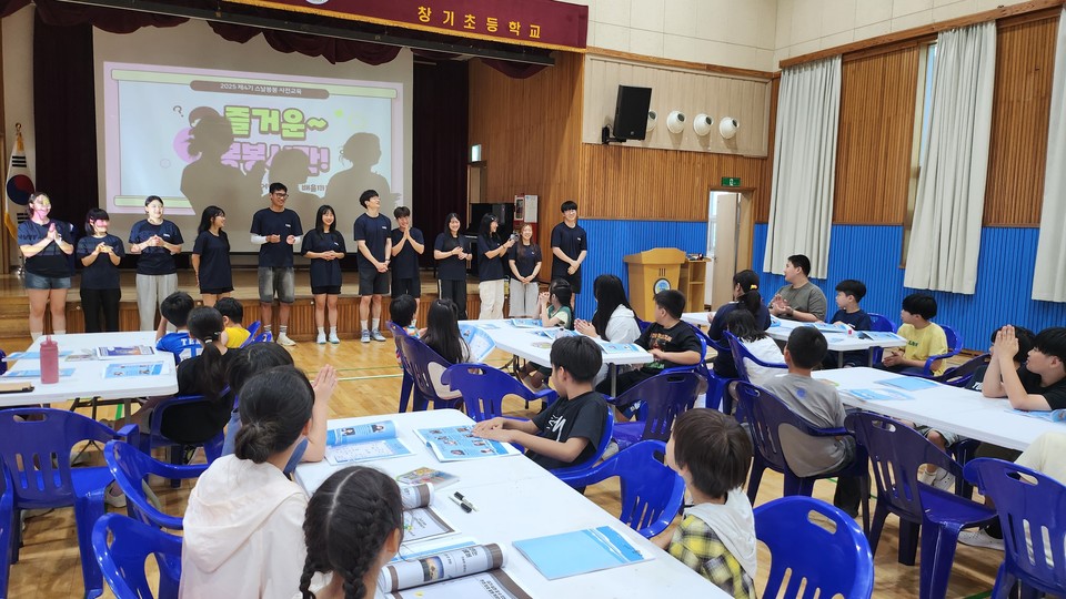 ▲ 창기초등학교의 전교생을 대상 연세대학생들과 함께한 여름방학 캠프 운영 모습