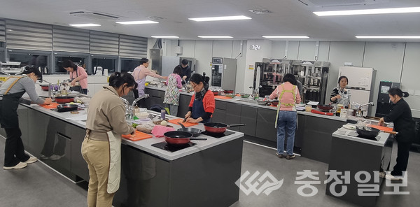 ▲ 충북혁신도시 공유평생학습관에서 운영한 한식조리과정 프로그램 모습.