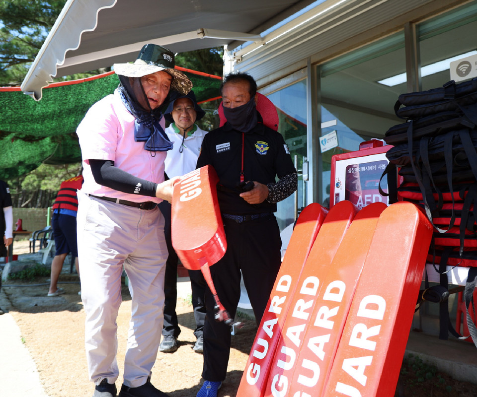 ▲ 28일 남면 몽산포 해수욕장을 찾아 점검 중인 가세로 군수.