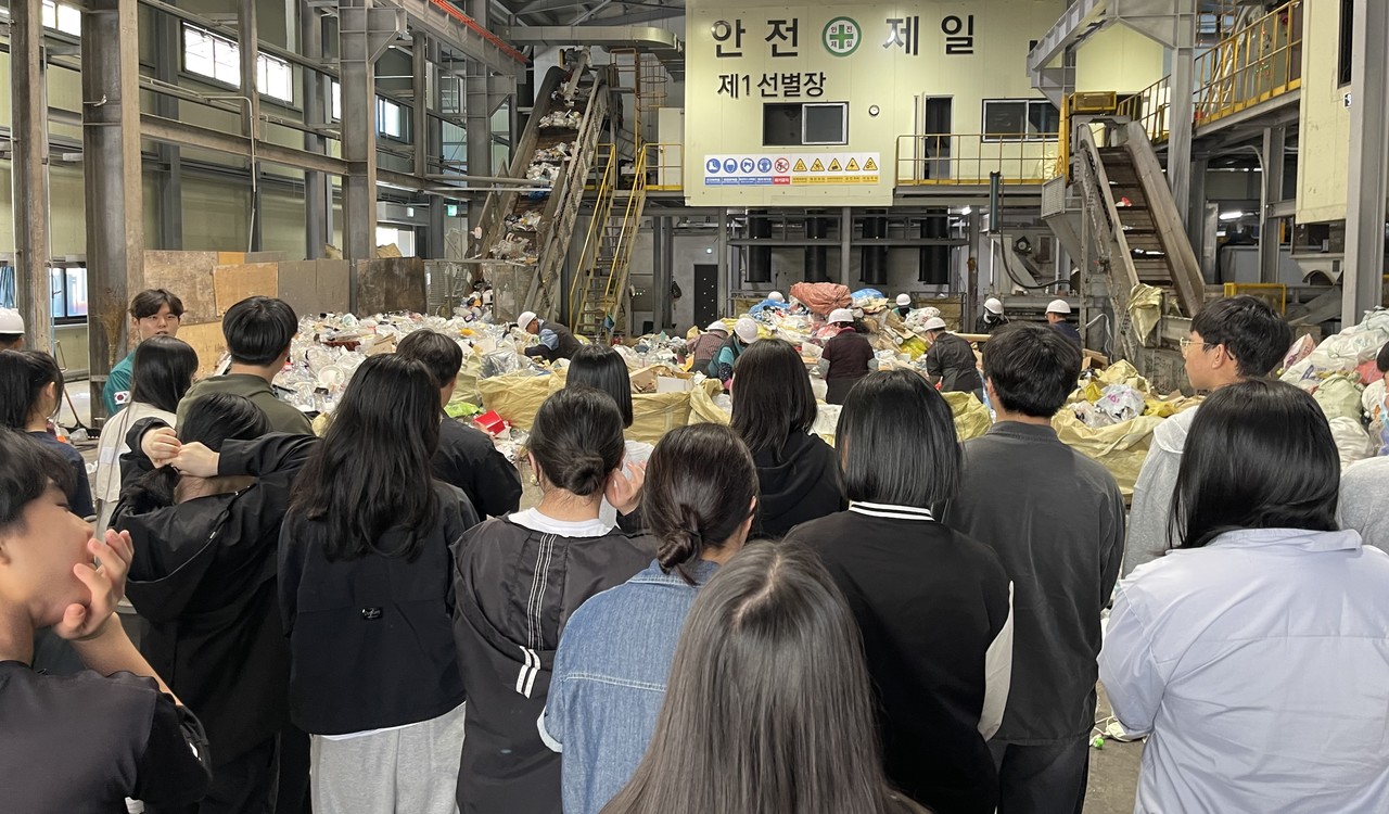 ▲ 단양군 청소년들이 생활쓰레기 선별장을 방문해 분리수거 현장을 살펴보고 있다. 사진=단양군제공