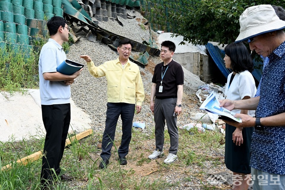 ▲ 좌측에서 두 번째 김제선 청장이 호우 피해·폭염 우려지역 현장을 직접 점검하고 있다