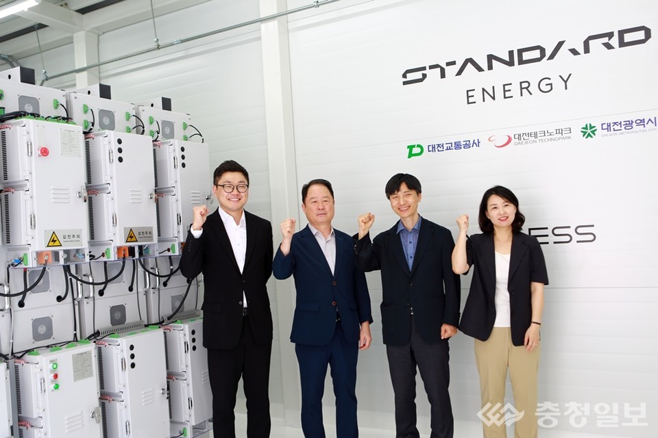 ▲ 대전교통공사, 28일 구암역에서 바나듐 이온 배터리 에너지 저장장치 준공식 개최. 사진 왼쪽부터 스탠다드에너지 김부기 대표, 대전교통공사 연규양 사장, 대전시 기업지원정책과 한종탁 과장, 대전테크노파크 실증지원협력팀 김영숙 팀장