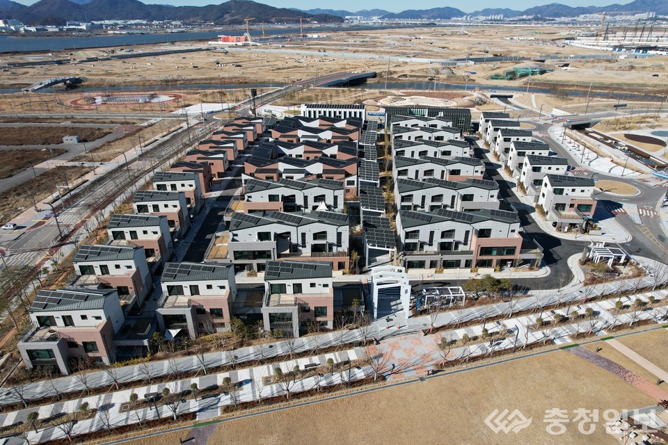 ▲ 부산에코델타시티 스마트빌리지(부산시 강서구 강동동 소재) 드론 촬영 전경. 스마트빌리지는 에너지저장장치(ESS), 스마트 누수 감지 시스템 등 스마트 기술이 접목된 미래형 주거단지로 설계됐다