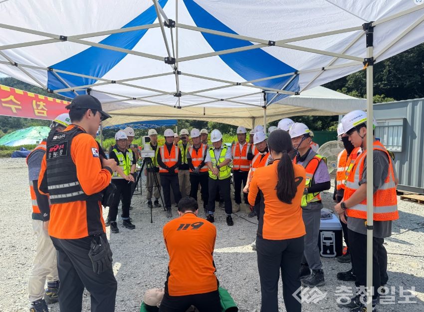 ▲ 국가철도공단 강원본부 및 유관기관이 함께 29일(화) 여주~원주 복선전철 2공구에서 비상대응훈련을 시행하고 있다