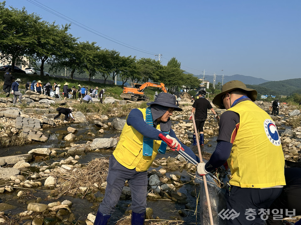 ▲ 예산 수해피해 복구 봉사활동 장면