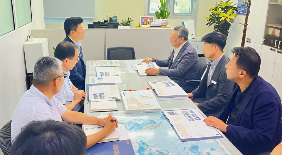 ▲ 30일 정부세종청사에서 해양수산부 항만국장을 만난 가세로 군수.