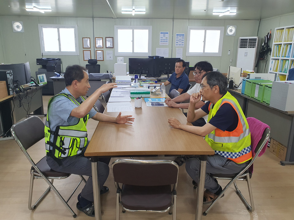▲현장대리인에게 근로자 온열질환 보호조치의 중요성을 강조하고 있다. /사진: 한국농어촌공사 충남공주지사 